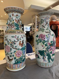 Deux vases en porcelaine de Chine famille rose &agrave; d&eacute;cor de coqs et de faisans, 19&egrave;me