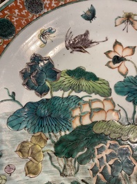 Plat en porcelaine de Chine famille verte &agrave; d&eacute;cor d'un &eacute;tang aux lotus, 19&egrave;me