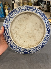 Een Chinese blauw-witte schotel met lotusslingers, Qianlong