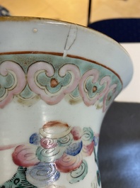 Deux vases en porcelaine de Chine famille rose &agrave; d&eacute;cor de coqs et de faisans, 19&egrave;me