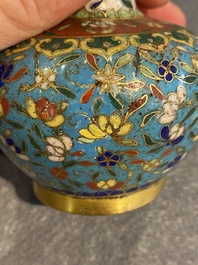 Three Chinese cloisonn&eacute; vases and a covered box, 19/20th C.