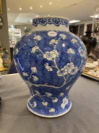 Vase en porcelaine de Chine en bleu et blanc &agrave; d&eacute;cor de fleurs de prunus, Kangxi