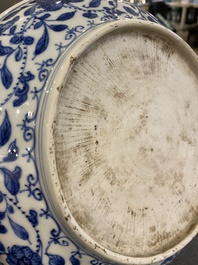 Plat en porcelaine de Chine en bleu et blanc &agrave; d&eacute;cor de rinceaux de lotus, Qianlong
