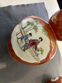 Paire de vases de forme double gourde en porcelaine de Chine famille rose, marque de Qianlong, R&eacute;publique