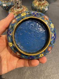 Drie Chinese cloisonn&eacute; vazen en een dekseldoos, 19/20e eeuw