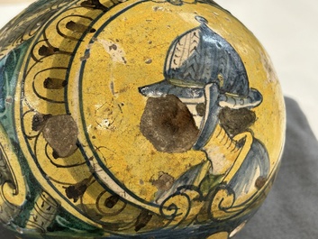 Een polychrome Italiaanse majolica apothekersfles, 17e eeuw