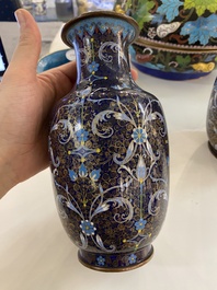 A pair of Chinese cloisonn&eacute; vases, a large covered box and a bowl, 19/20th C.