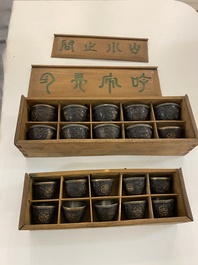 20 Chinese kokoshouten 'Shou' koppen in houten presentatiedozen, 19/20e eeuw