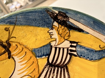 Een polychrome Italiaanse majolica schotel met een ruiter, Montelupo, 17e eeuw