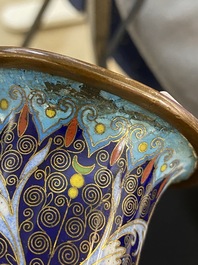 Een paar Chinese cloisonn&eacute; vazen, een grote dekseldoos en een kom, 19/20e eeuw