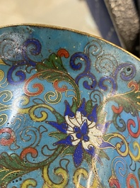 Een paar Chinese cloisonn&eacute; vazen, een grote dekseldoos en een kom, 19/20e eeuw