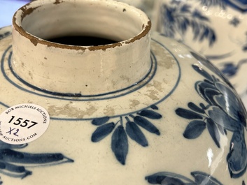 Deux vases en fa&iuml;ence de Delft en bleu et blanc &agrave; d&eacute;cor d'oiseaux parmi des branches fleuries, 18&egrave;me