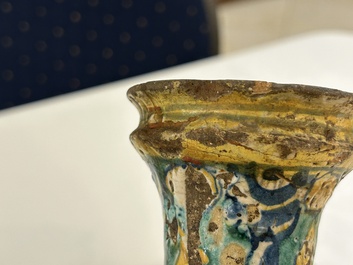 Een polychrome Italiaanse majolica apothekersfles, 17e eeuw