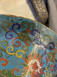 Een paar Chinese cloisonn&eacute; vazen, een grote dekseldoos en een kom, 19/20e eeuw