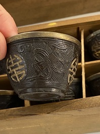 20 Chinese kokoshouten 'Shou' koppen in houten presentatiedozen, 19/20e eeuw