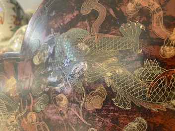 Een grote Chinese lakwerk dekseldoos met draken, 19/20e eeuw