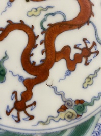 Paire d'assiettes en porcelaine de Chine doucai &agrave; d&eacute;cor de dragons, marque de Chenghua, Kangxi