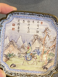 Coupe de forme carr&eacute;e en &eacute;maux de Canton figurant un lettr&eacute; dans un paysage et un po&egrave;me, Chine, Qianlong