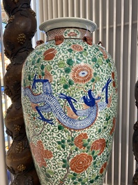 Een zeer grote Chinese famille verte 'draken' vaas op houten sokkel, 19e eeuw