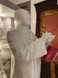 Sculpture de Mao Zedong debout en porcelaine de Chine en blanc monochrome, R&eacute;volution Culturelle, dat&eacute;e 1967