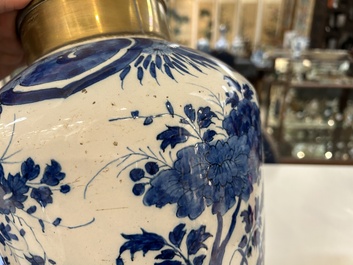 Deux vases en fa&iuml;ence de Delft en bleu et blanc &agrave; d&eacute;cor d'oiseaux parmi des branches fleuries, 18&egrave;me