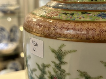 Paire de vases de forme rouleau en porcelaine de Chine famille rose, marque de Qianlong, R&eacute;publique