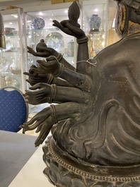 Een grote Vietnamese deels vergulde bronzen figuur van Avalokitesvara met 20 armen, 19/20e eeuw