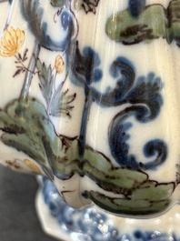 Twee polychrome Italiaanse koffiekannen met deksels, Pesaro, 18e eeuw