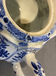 Deux pipes &agrave; eau en porcelaine de Vietnam et trois th&eacute;i&egrave;res chinoises en bleu et blanc, gr&egrave;s de Yixing et noix de coco, Kangxi et post&eacute;rieur