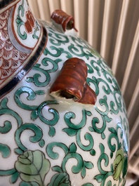 Tr&egrave;s grand vase en porcelaine de Chine famille verte sur socle en bois, 19&egrave;me