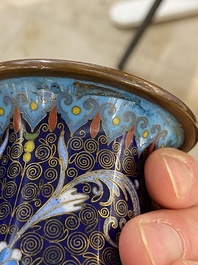 Een paar Chinese cloisonn&eacute; vazen, een grote dekseldoos en een kom, 19/20e eeuw