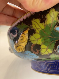 Une paire de vases, une grande bo&icirc;te couverte et un bol en &eacute;maux cloisonn&eacute;s, Chine, 19/20&egrave;me