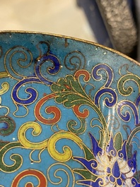 Een paar Chinese cloisonn&eacute; vazen, een grote dekseldoos en een kom, 19/20e eeuw