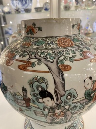 Deux paires de vases en porcelaine de Chine famille verte et en gr&egrave;s de Nankin, 19&egrave;me