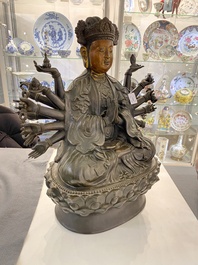 Een grote Vietnamese deels vergulde bronzen figuur van Avalokitesvara met 20 armen, 19/20e eeuw