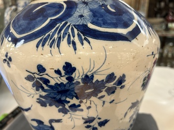 Deux vases en fa&iuml;ence de Delft en bleu et blanc &agrave; d&eacute;cor d'oiseaux parmi des branches fleuries, 18&egrave;me