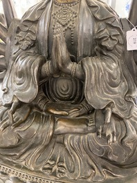 Een grote Vietnamese deels vergulde bronzen figuur van Avalokitesvara met 20 armen, 19/20e eeuw