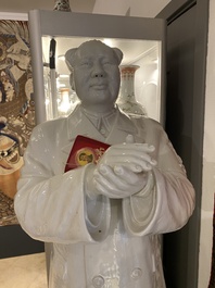 Sculpture de Mao Zedong debout en porcelaine de Chine en blanc monochrome, R&eacute;volution Culturelle, dat&eacute;e 1967