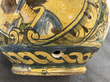 Een polychrome Italiaanse majolica apothekersfles, 17e eeuw