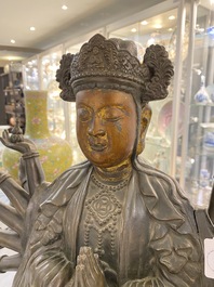 Een grote Vietnamese deels vergulde bronzen figuur van Avalokitesvara met 20 armen, 19/20e eeuw