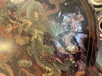 Een grote Chinese lakwerk dekseldoos met draken, 19/20e eeuw