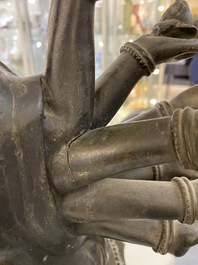 Importante sculpture d'Avalokitesvara &agrave; 20 bras en bronze dor&eacute;, Vietnam, 19/20&egrave;me