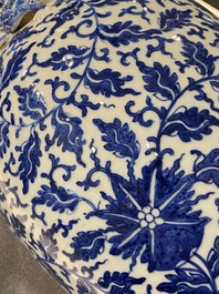 Paire de vases couverts en porcelaine de Chine en bleu et blanc, 19&egrave;me