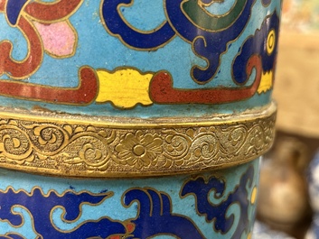 Een grote Chinese cloisonn&eacute; 'duomuhu' schenkkan in Tibetaanse stijl, gemerkt, Republiek
