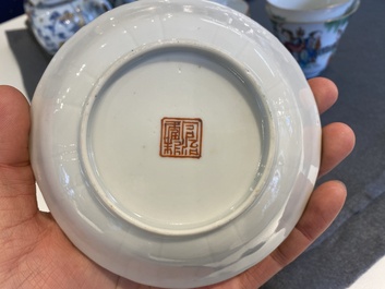 Quatre tasses et soucoupes en porcelaine de Chine famille rose, marque et &eacute;poque de Tongzhi