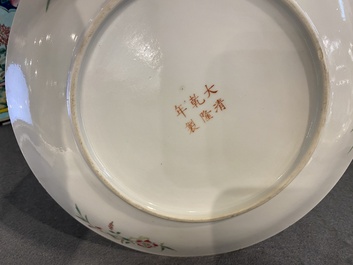 Deux assiettes en porcelaine de Chine famille rose, marques de Guangxu et Qianlong, 19&egrave;me