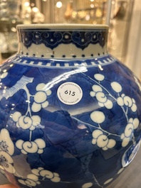 Vase couvert en porcelaine de Chine en bleu et blanc &agrave; d&eacute;cor de prunus sur glace pil&eacute;e, Kangxi