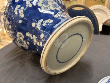 Vase couvert en porcelaine de Chine en bleu et blanc &agrave; d&eacute;cor de prunus sur glace pil&eacute;e, Kangxi