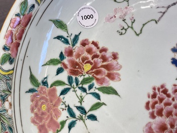 Plat en porcelaine de Chine famille rose &agrave; d&eacute;cor d'un oiseau parmi des branches fines fleuries, Yongzheng