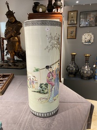 Vase de forme cylindrique en porcelaine de Chine famille rose, R&eacute;publique